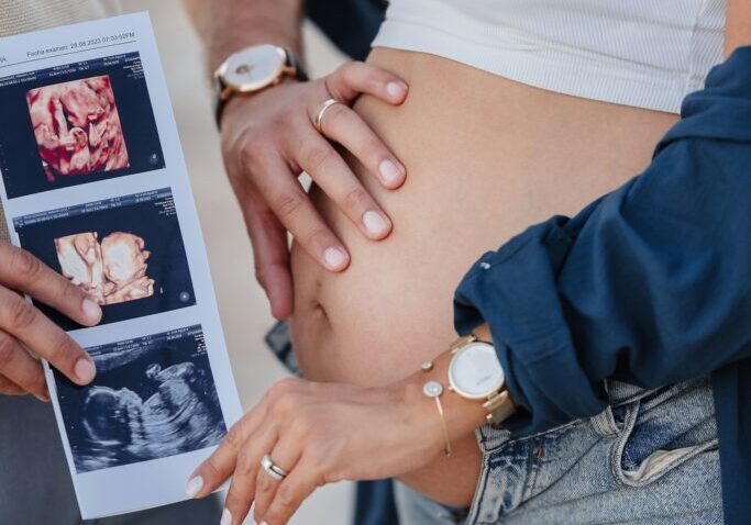blote zwanger buik hand papa erop met echo foto